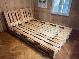 Palettenbett mit Rückenlehne