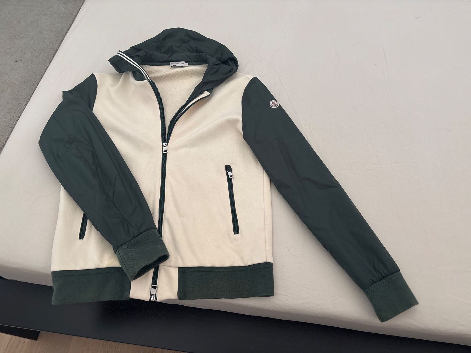 Moncler Jacken: Moncler - Kaputzenjacke – Gebraucht aus Pfäffikon ZH von R-Jako