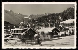 AK Arosa, Arosa-Dorf, Winteransicht mit Chalets und Kirchtur