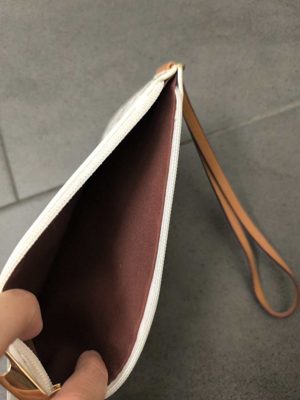 Borse da donna: Pochette Damier Azur hell gebrauchter Zustand – Nuovo e nell'imballaggio originale da Zürich venduto da SwissWardrobe 3