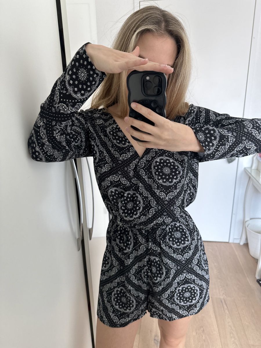 H&M Tute: Schwarzer Jumpsuit mit Paisleymuster Gr. S – Usato da Rheineck venduto da sam_9m27 2
