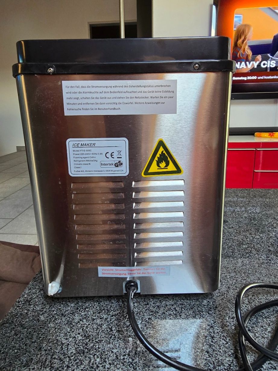 Küchengeräte: Eiswürfel Maschiene – Gebraucht aus Strengelbach von Golf0 2