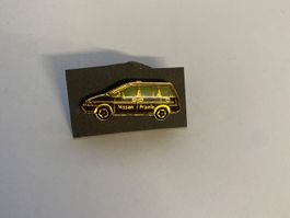 Pin's Nissan Prairie voiture couleur or état neuf collection