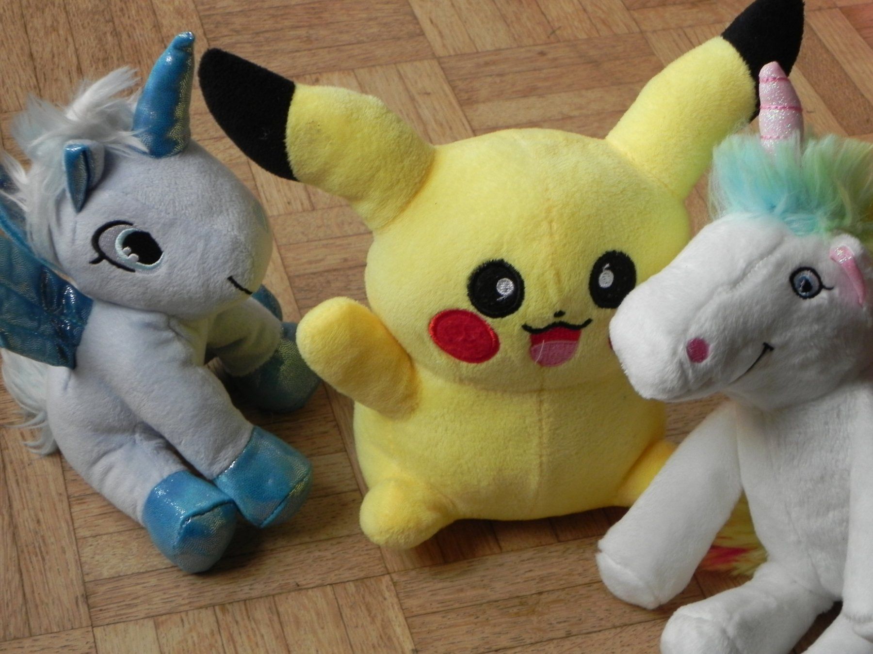 Spielzeuge: Pikachu und Einhörner Kuscheltiere Plüschtier Set 3 Stk – Gebraucht aus Stallikon von pcerny16 2