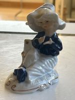 Porzellanfigur Mädchen mit Hut und Weste(I13)