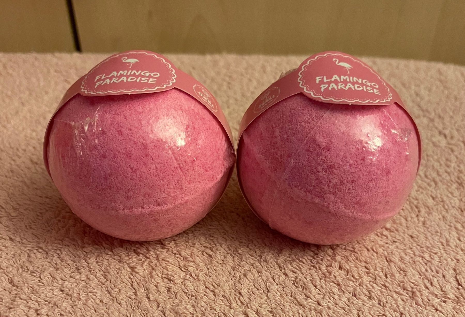 Altro per la cura del corpo: 2 Badekugeln pink Himbeer-Mango – Nuovo e nell'imballaggio originale da Basel venduto da Seifehuesli 1