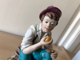 Schöner sitzender Junge, Carpie Porzellan Skulptur...