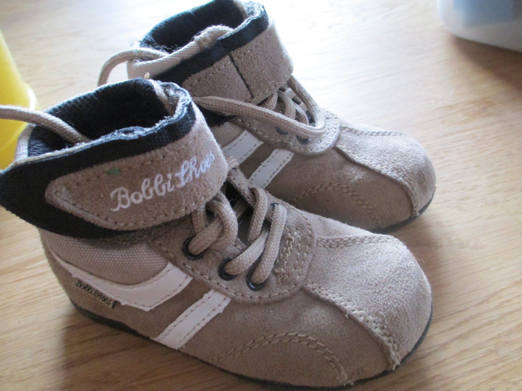 Adidas Schuhe für Jungen: Bobbi Shoes 22 Adiddas – Gebraucht aus Landquart von Froneri 1