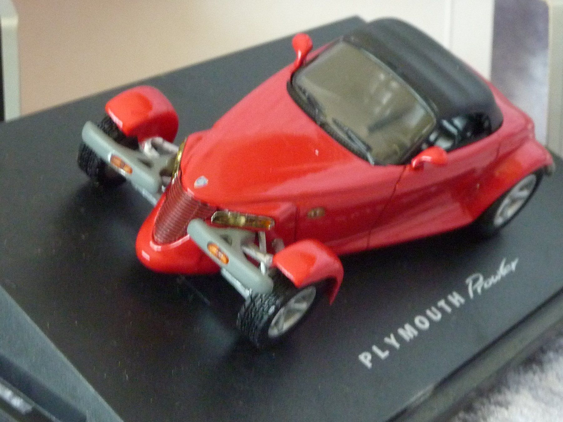 Dodge Modellini d'auto: Plymouth Prowler red  1:43 – Nuovo e nell'imballaggio originale da Dürrenäsch venduto da modellautos4you