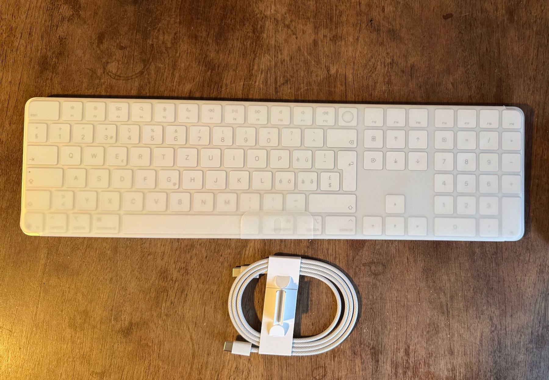 Apple Tastiere: NEUF! Apple Magic Keyboard Touch ID CH USB - C – Nuovo e nell'imballaggio originale da Lausanne venduto da FrankAhzz