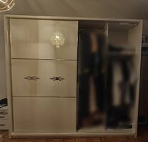 Kleiderschrank mit Schiebetüren