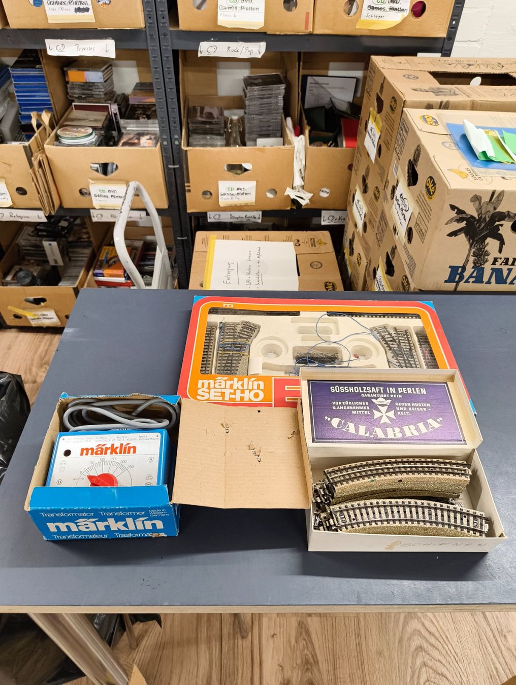 Märklin Modelleisenbahnen: Märklin Transformator 6631 220 Volt plus diverse Gleise – Gebraucht aus Basel von bk_brockibasel