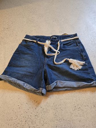 Jeans Shorts CHICORÉE Grösse 38 mit Zopf-Gürtel