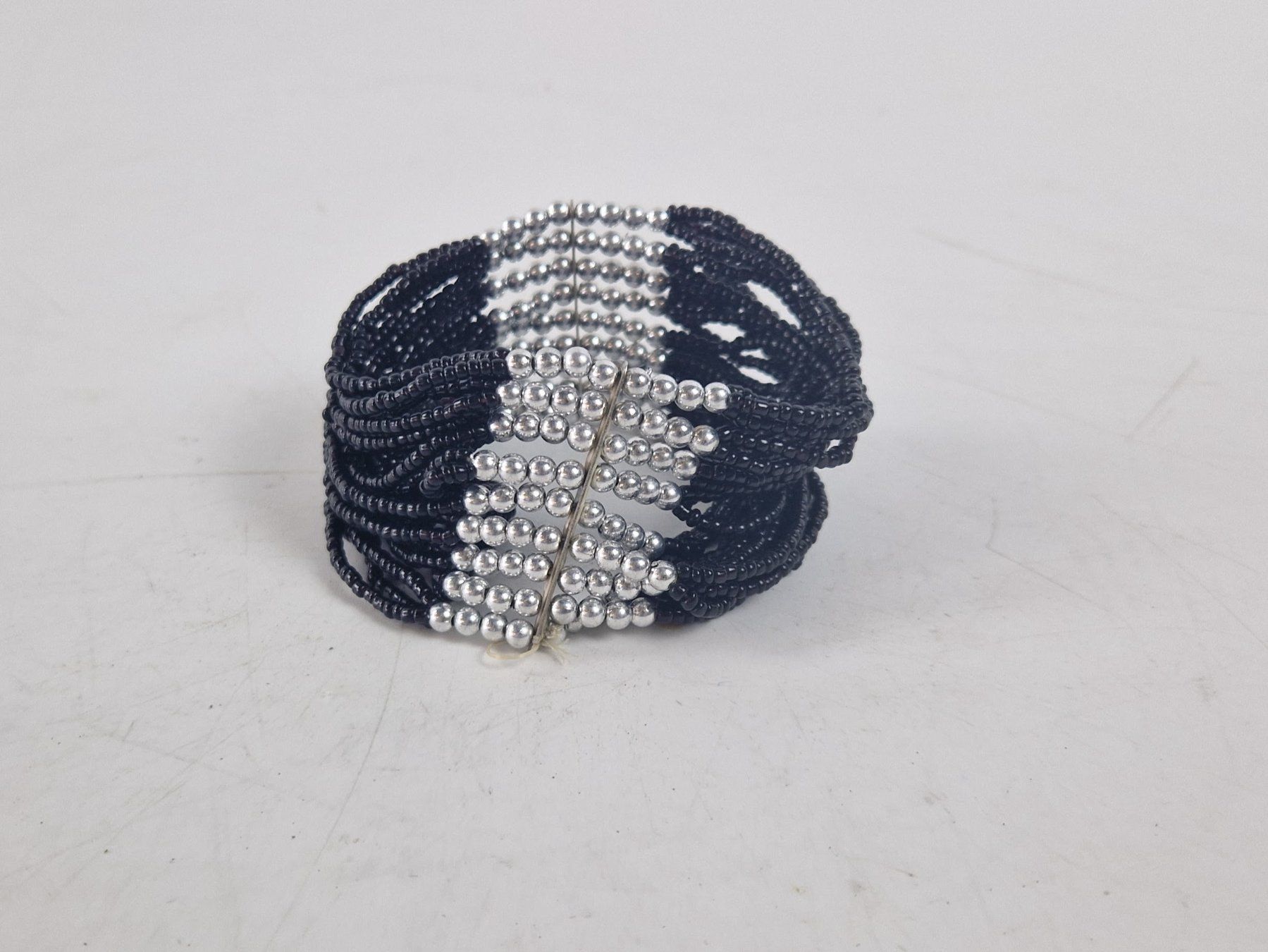 Bracciali & Braccialetti: Armband aus schwarzen und silbernen Glasperlen – Usato da Muhen venduto da Restwert_Muhen
