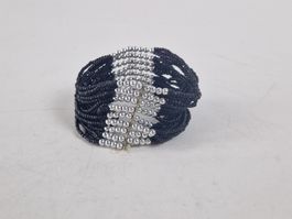 Armband aus schwarzen und silbernen Glasperlen