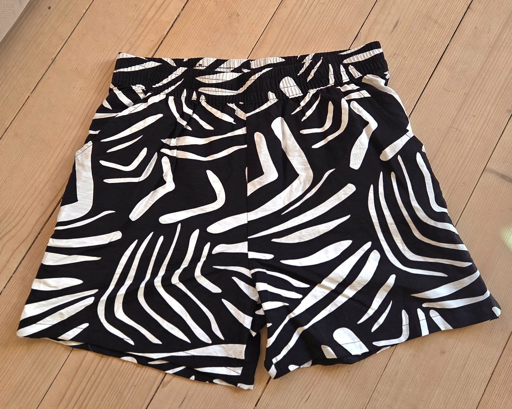 Hosen: Kurze Hose/Hotpants weit/Elastbund,Animalprint Zebra,Gr.S – Neu (gemäss Beschreibung) aus Siblingen von Vany_McDougall