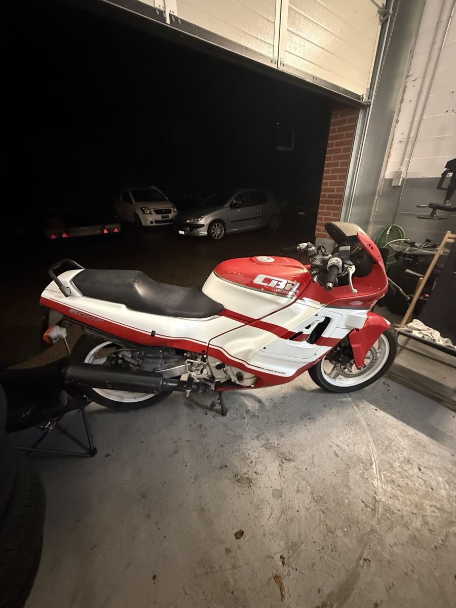 Honda Strada: Honda cbr 600f – Difettoso da Remaufens venduto da bur_s58p