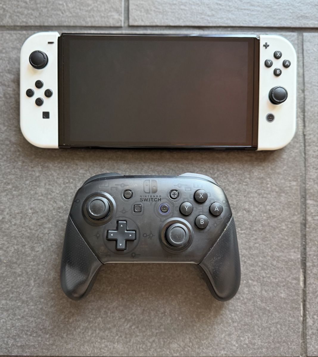 Nintendo Console: Nintendo Switch OLED & Pro-Controller – Usato da Zürich venduto da cENS0R