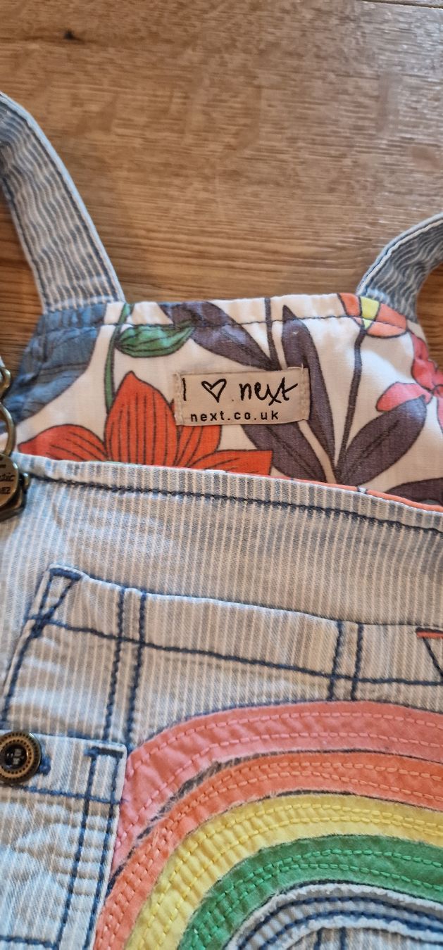 Next Vestiti & Gonne: Next Mädchen Denim Rainbow & Bunny Dungaree Kleid 98 – Usato da Emmenbrücke venduto da Nadmorebiti 2