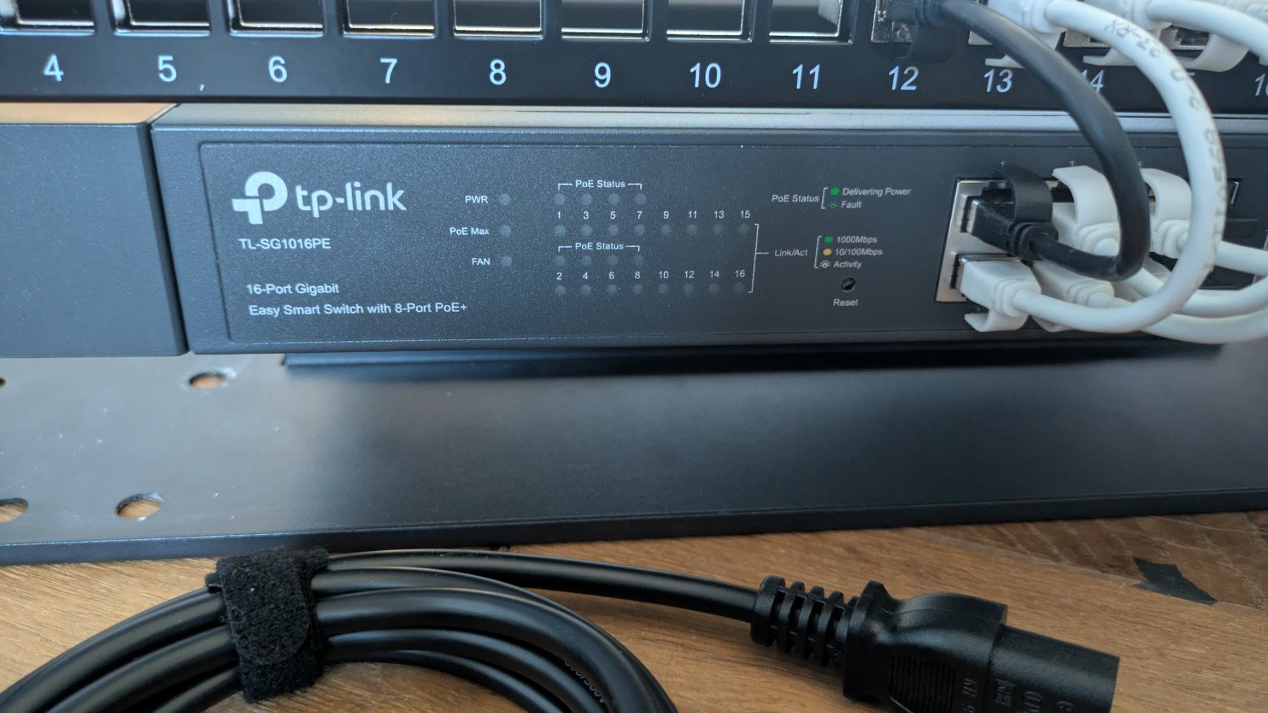 TP-Link Hub & Switch: TP-Link Switch TL-SG1016PE + Patchpanel, Keystone und Kabel – Usato da Herisau venduto da Old_nr7 1