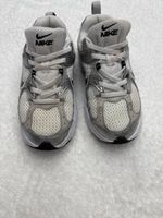 Baskets Nike argentées blanc pointure 32 bon état