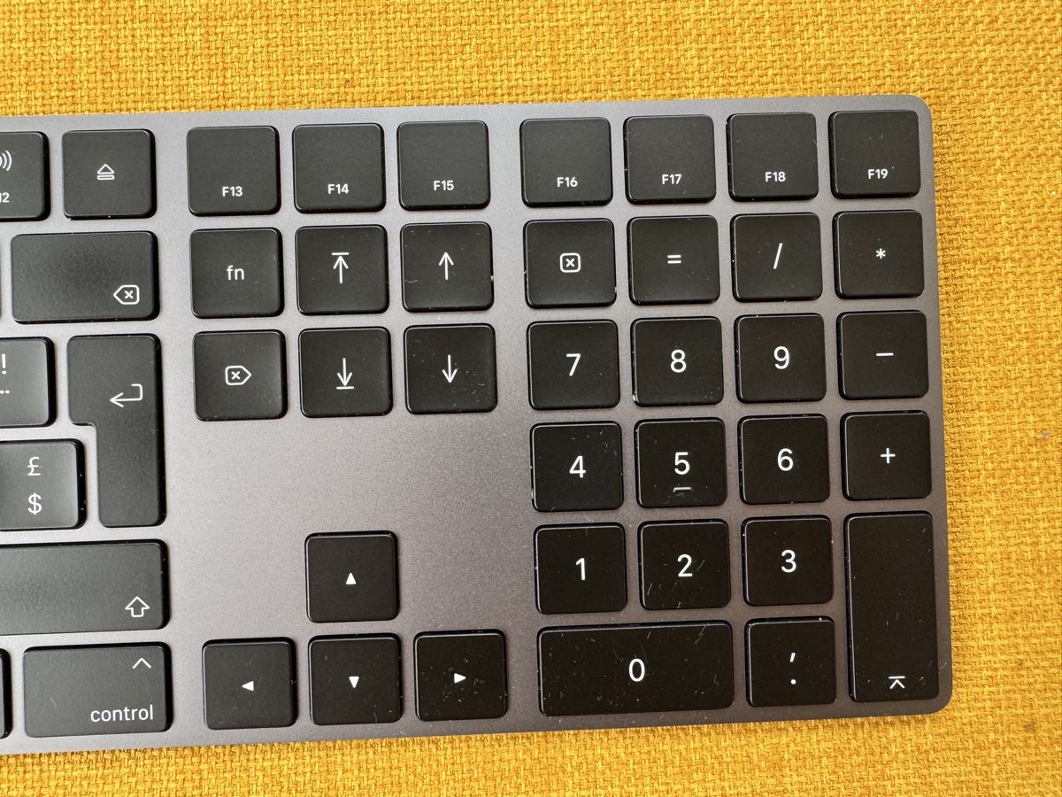 Apple Claviers: Apple Magic Keyboard mit Ziffernblock CH-Layout Space Grau – D'occasion à Bern par  3