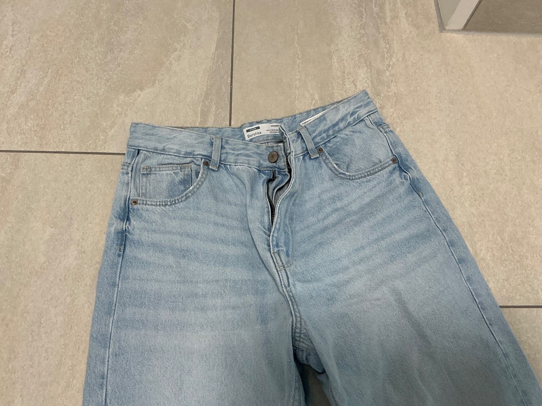 Bershka Jeans: Bershka Jeans, hellblau, Gr. 40 neuwertig – Usato da Würenlos venduto da Chicca2004 1