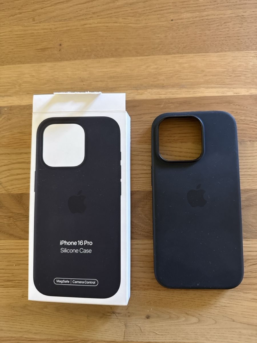Apple Coques & Protection écran: Apple iPhone 16 Pro Silikon Case schwarz Original – D'occasion à Steinach par Giusep7
