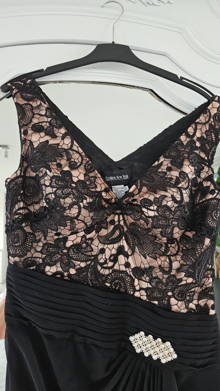 Kleider: Schwarzes Abendkleid mit Spitze, Grösse 40, neuwertig – Gebraucht aus Gossau ZH von fashiontwo 8