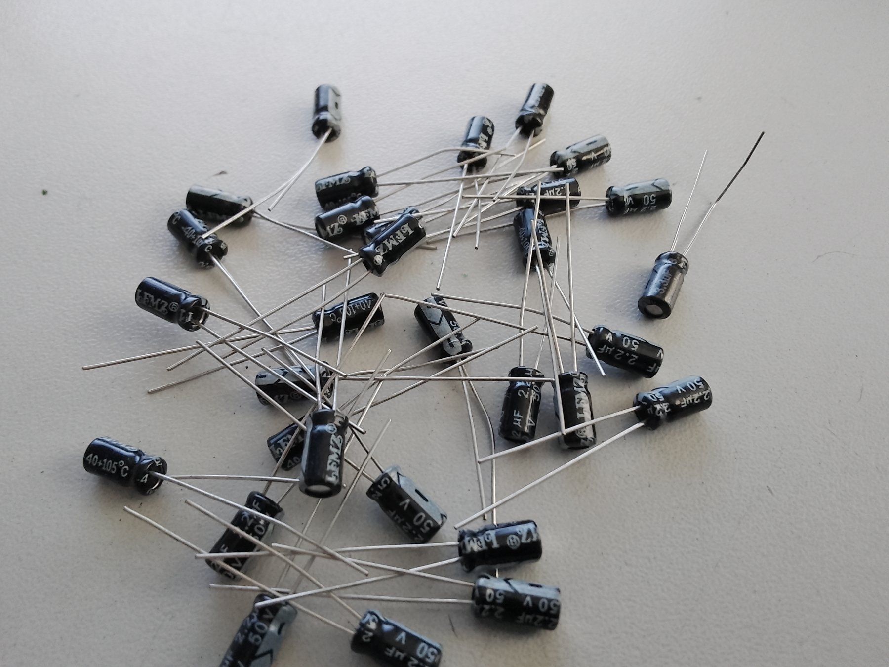 Componenti elettronici: Elektrolyt Kondensator 0.1uF 50V 5Stk – Nuovo (secondo la descrizione) da Luzern venduto da Salefactory