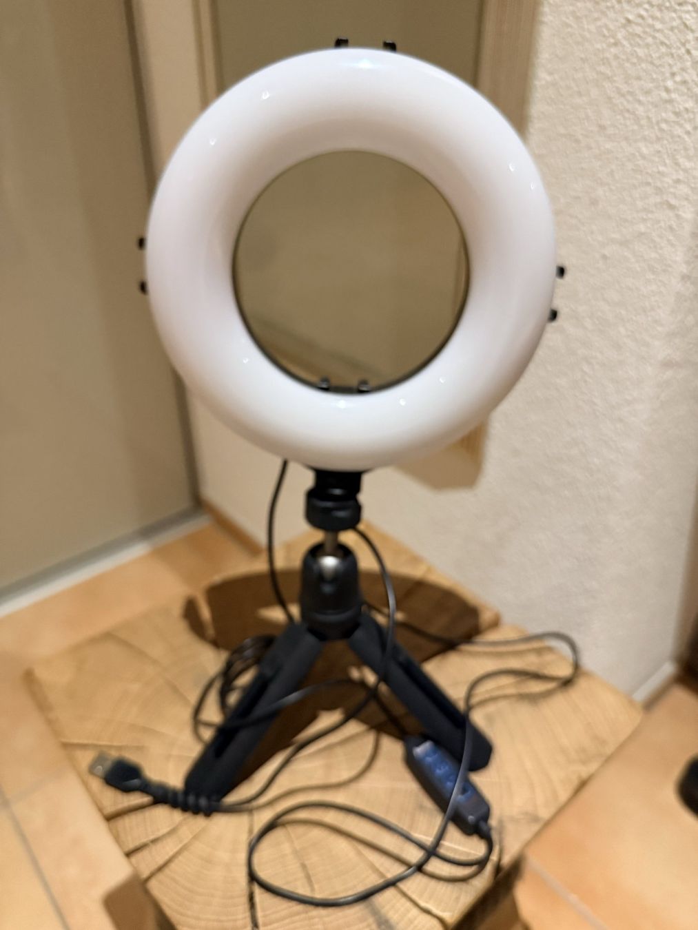 Hama Lampade: Hama Ringleuchte mit Stativ – Usato da Nuerensdorf venduto da ghi_b7xs