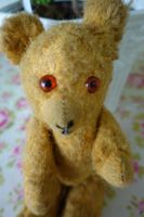 antikes Spielzeug: Bär Teddybär klein mit Glasperlenaugen