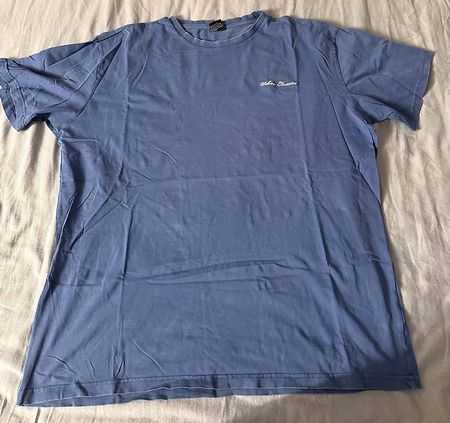Blaues T-Shirt mit Schrift 