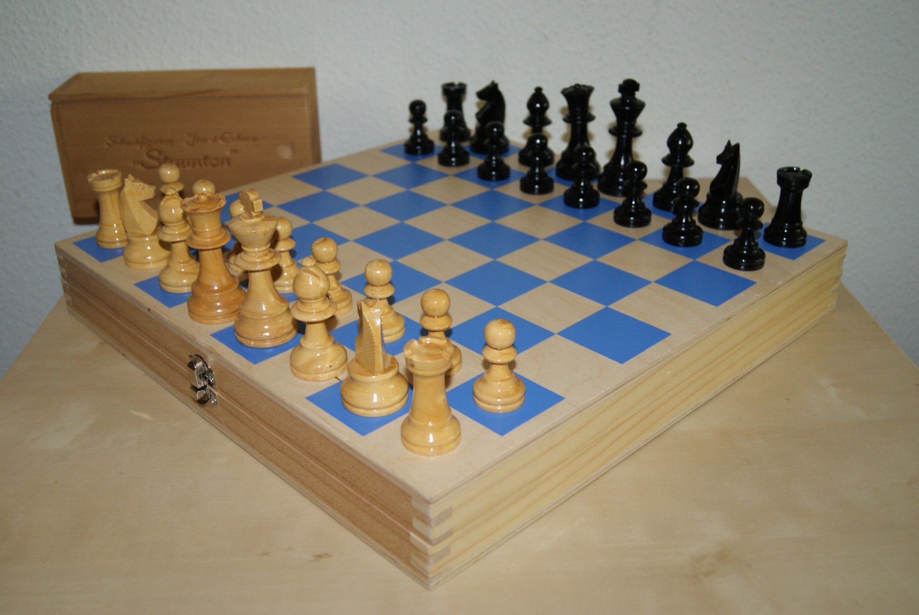 Giochi: Schachbrett-Box mit Staunton Figuren / Plus – Usato da Zürich venduto da Widi1 4