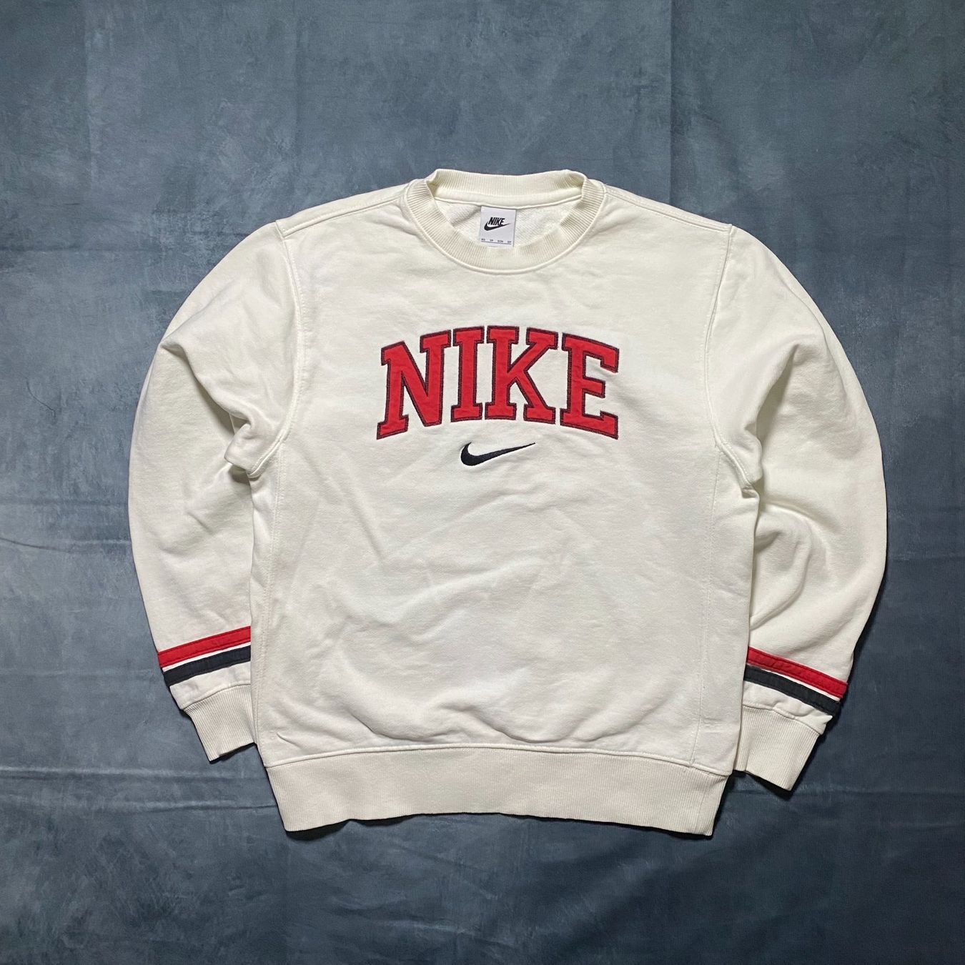 Nike Maglioni & Felpe: Nike Sweatshirt Grösse XS weiss rot – Usato da Liestal venduto da Octo_Vintage