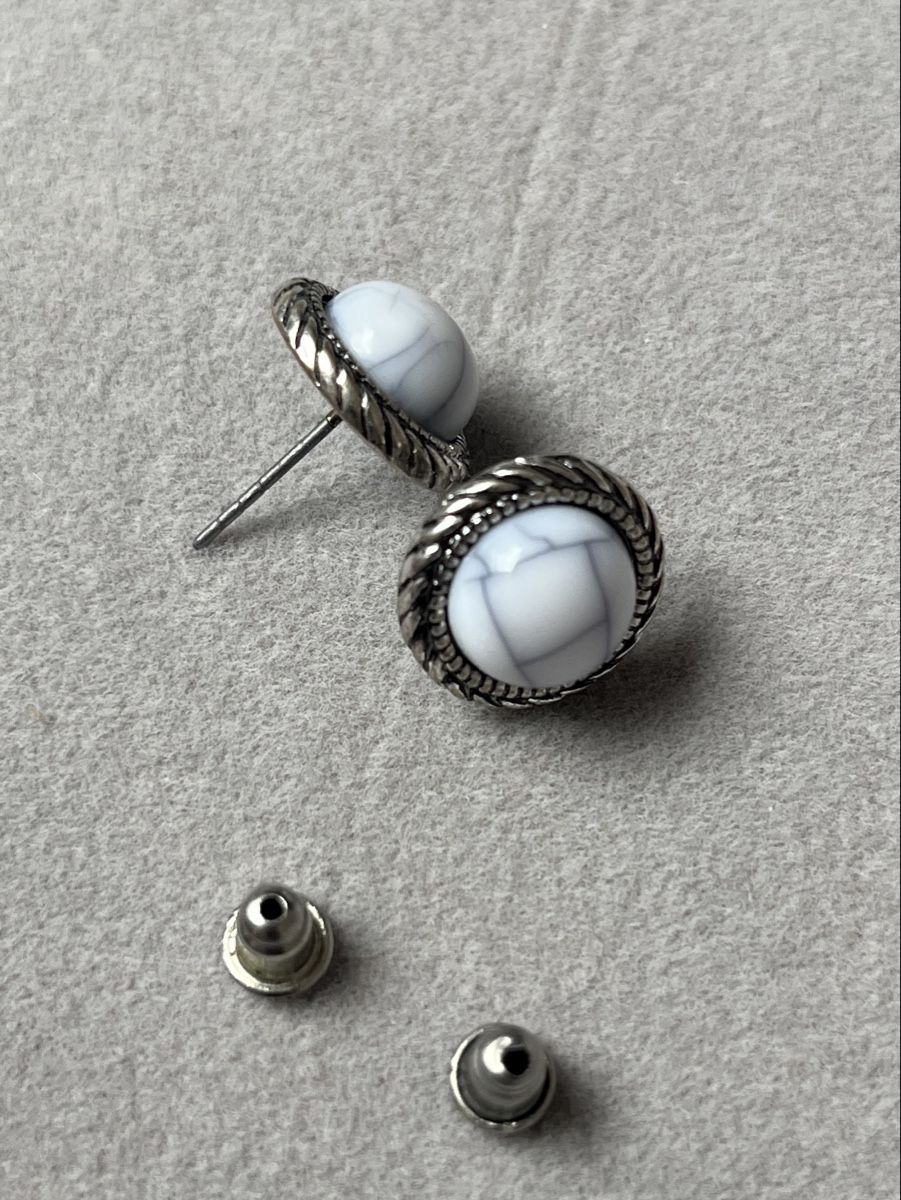 Ohrringe & -stecker: Silberfarbene Ohrstecker mit Marmor-Optik – Gebraucht aus Herzogenbuchsee von Carla_8 1