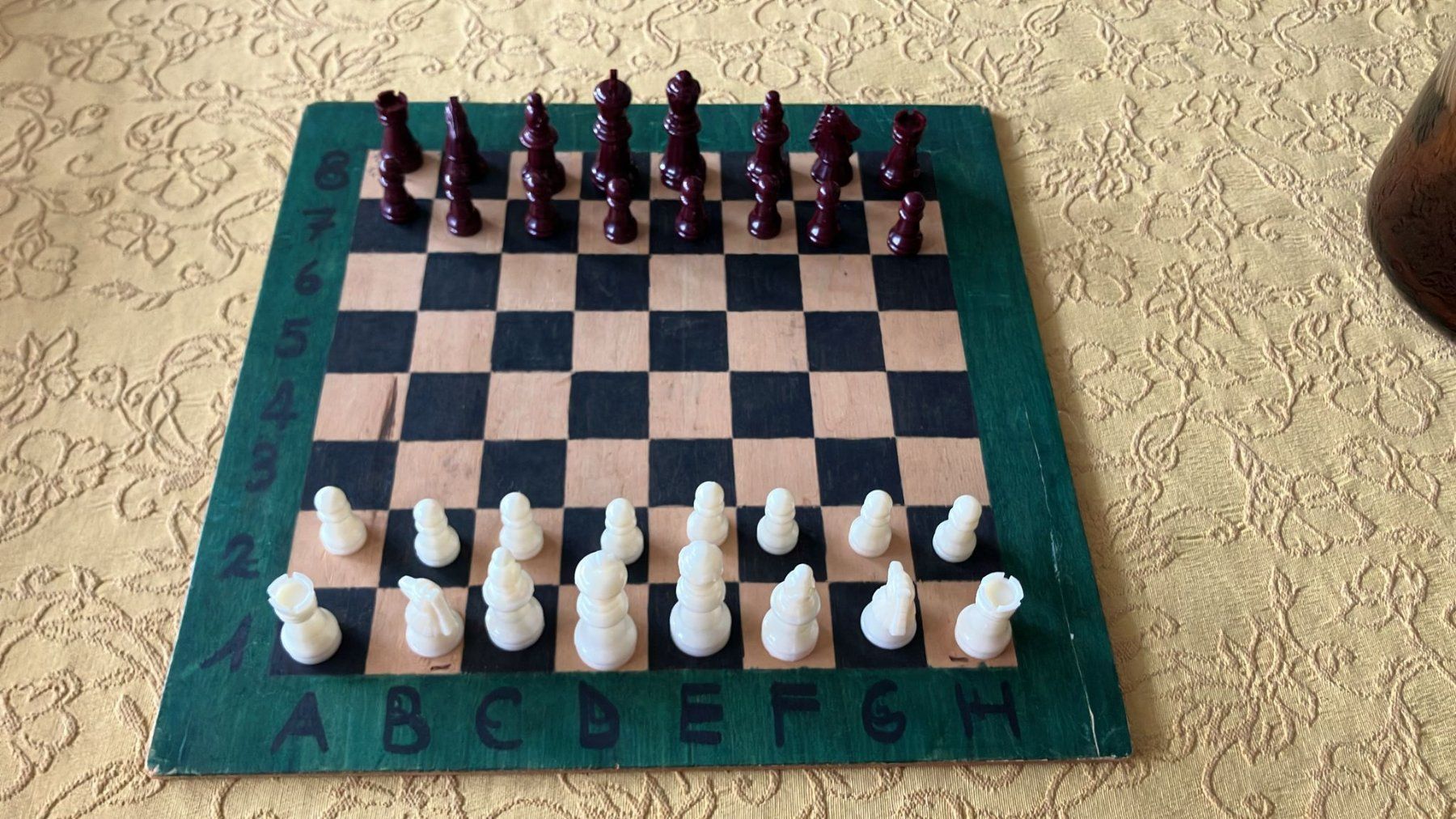 Giochi: Scacchiera artigianale con scacchi in plastica – Usato da Melano venduto da H-Sara
