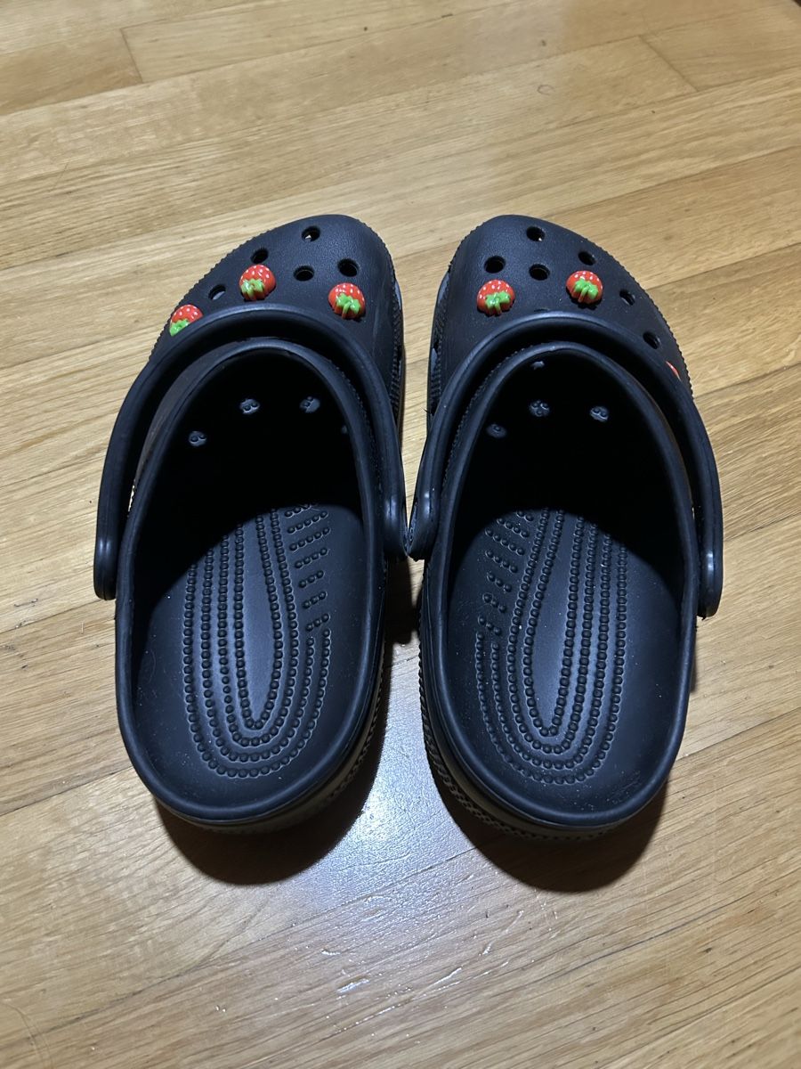 Crocs Herrenschuhe: Crocs noir avec décorations fraises  – Neu (gemäss Beschreibung) aus Hauterive NE von Jus_De_Fruits 1