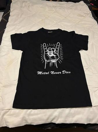 T-Shirt «Metal Never Dies» schwarz Gr. XS  neu