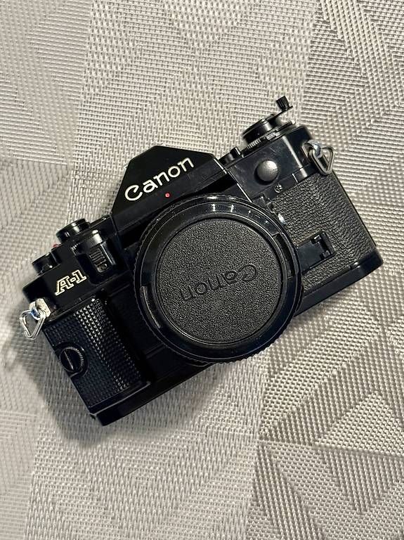 Fotocamera: Canon A-1 e obiettivi – Usato da Paradiso venduto da andrealugano