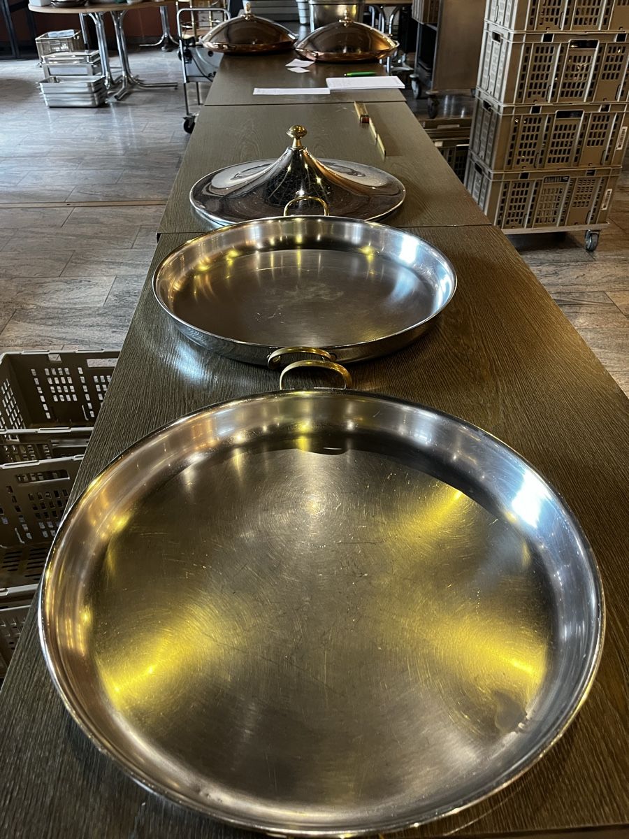 Appareils de cuisine: 2 grosse Anrichteplatten mit Deckel – D'occasion à Dittingen par Cervolino77 1