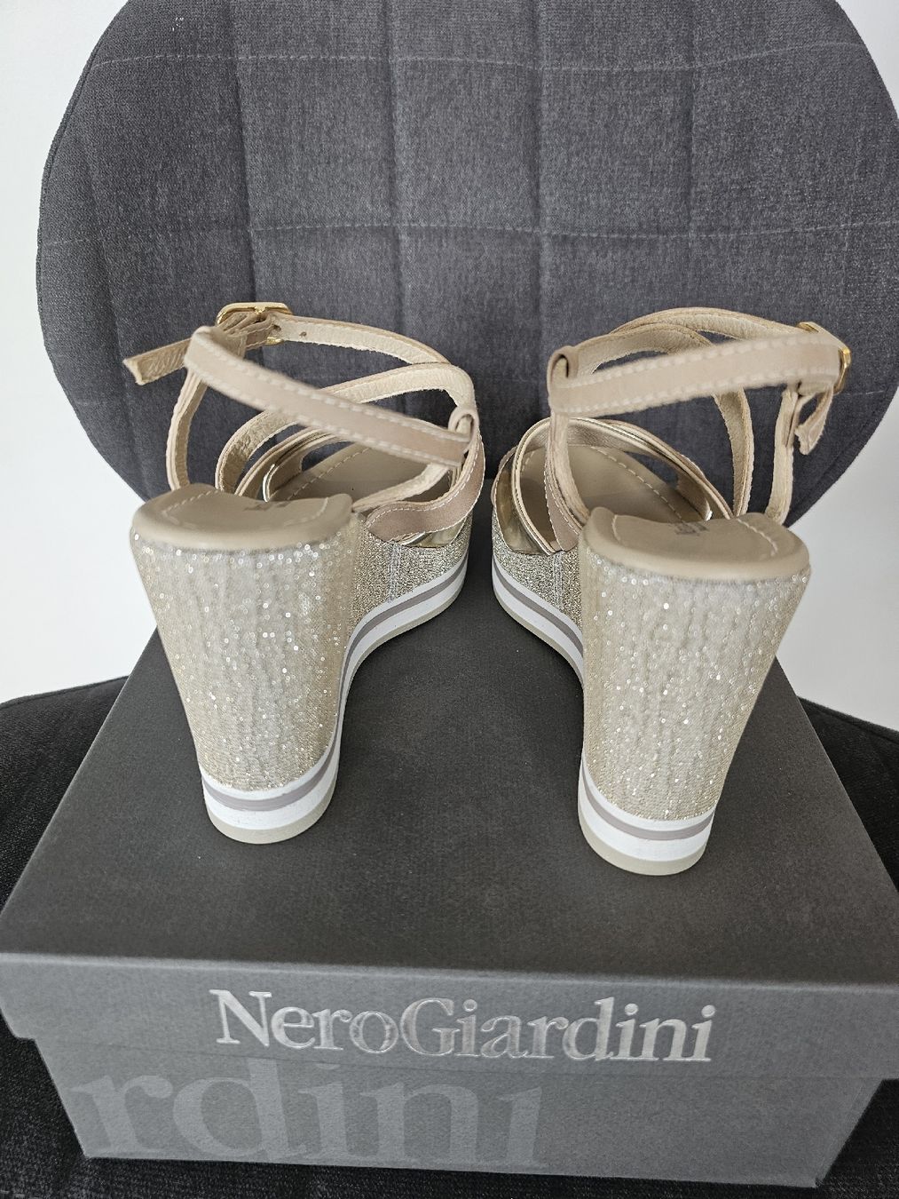 Scarpe da donna: Sandales Neuves "Nero Giardini" dorées/Beiges/Compensées – Nuovo e nell'imballaggio originale da Basel venduto da Paloma6261 3