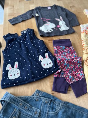 BABY Latzhosen, Röckli, Pulli, Schlafsack