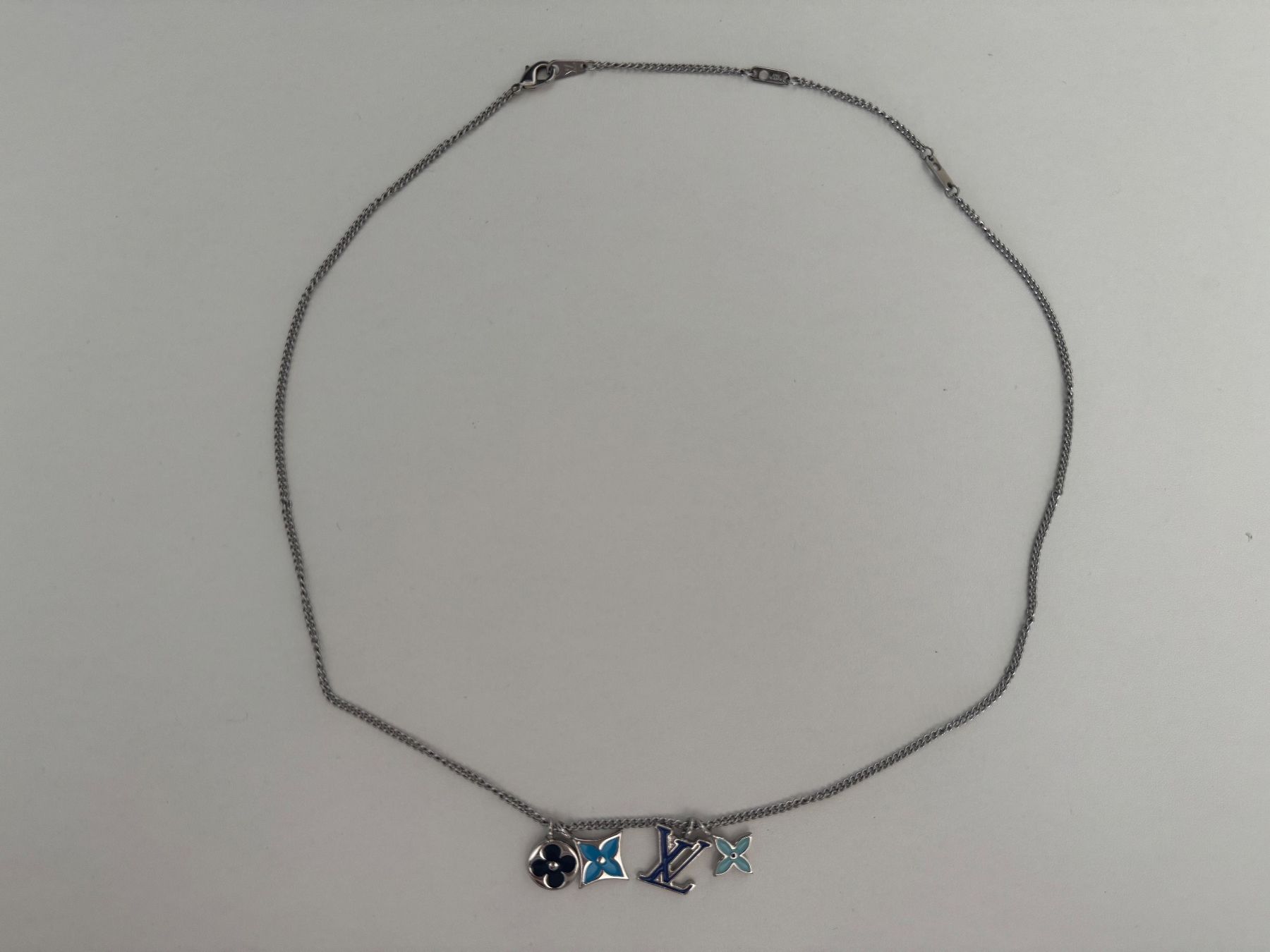 Louis Vuitton Catenine: Collier Louis Vuitton Instinct Enamelled – Nuovo (secondo la descrizione) da Bulle venduto da samuel.volery