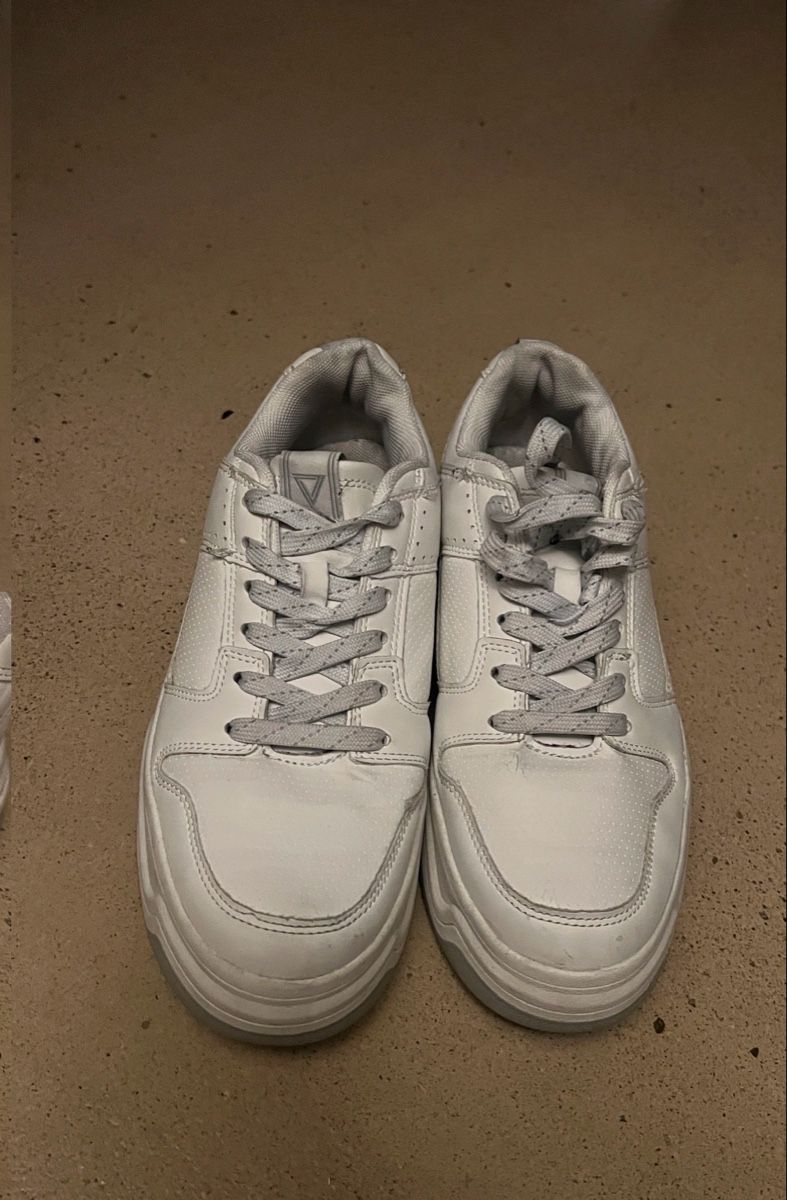 Damenschuhe: WEISSE FREIZEITSNEAKER – Gebraucht aus Gossau SG von eor_9jvs 1