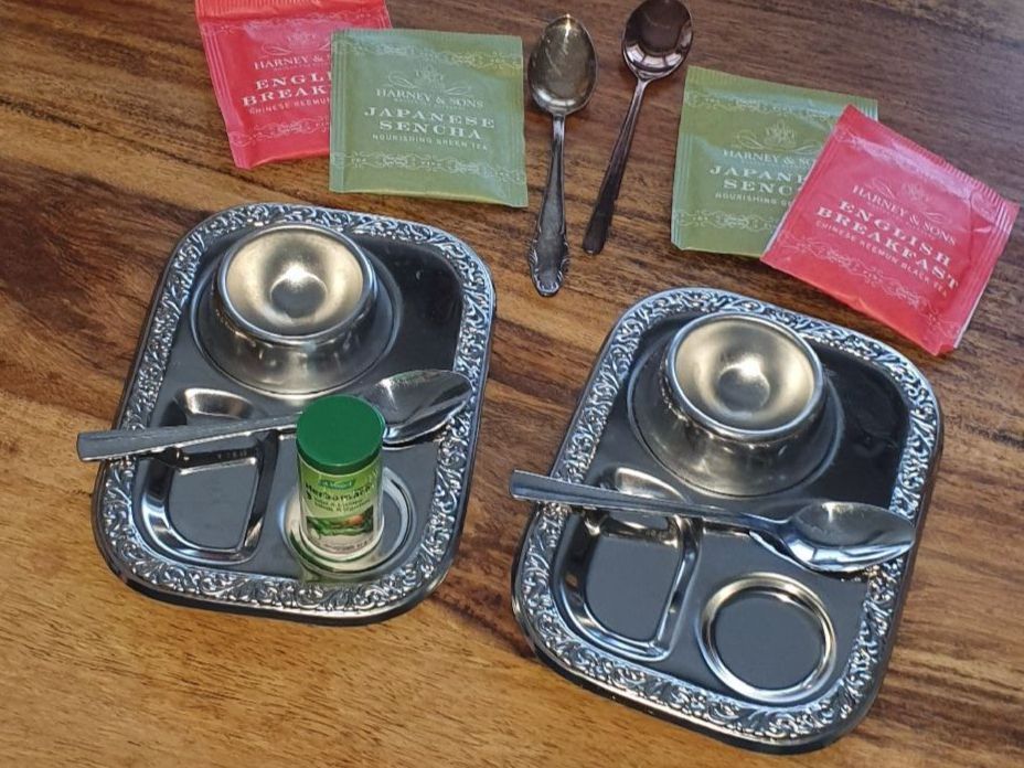 Geschirrsets: Eierbecher mit Löffeln und Tablett, breakfast evergreen, oef – Gebraucht aus Zollikerberg von Nice_Name