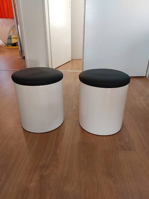 Tavoli: Couchtisch mit 2 kleine Hocker – Nuovo (secondo la descrizione) da Zürich venduto da quattrossa 3