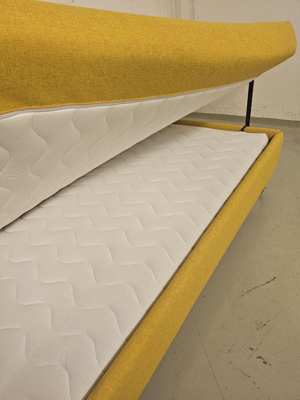Swiss Plus Sofas: Bettsofa gelb von der Marke Swiss Plus  – Gebraucht aus Galmiz von bea_hff8 4