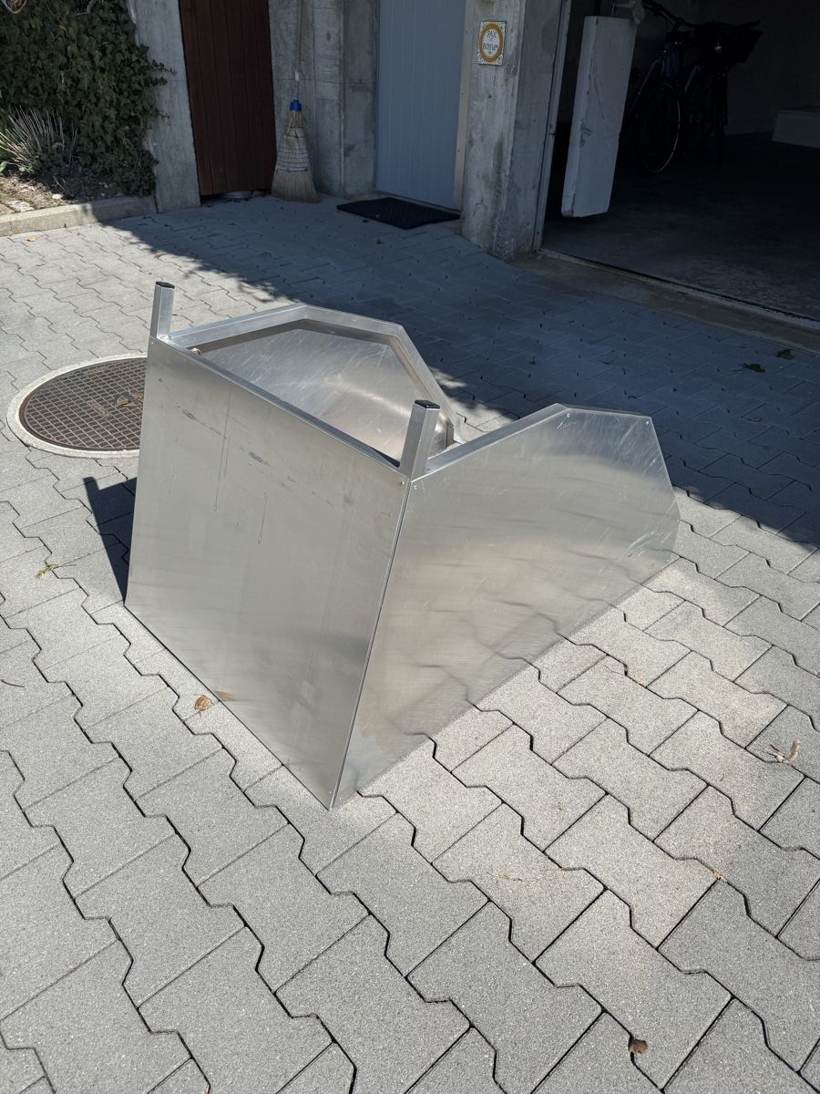 Gabbie, trasporto & Sicurezza: Hunde Box für Tesla Y – Usato da Langnau i. E. venduto da Matilda72 1