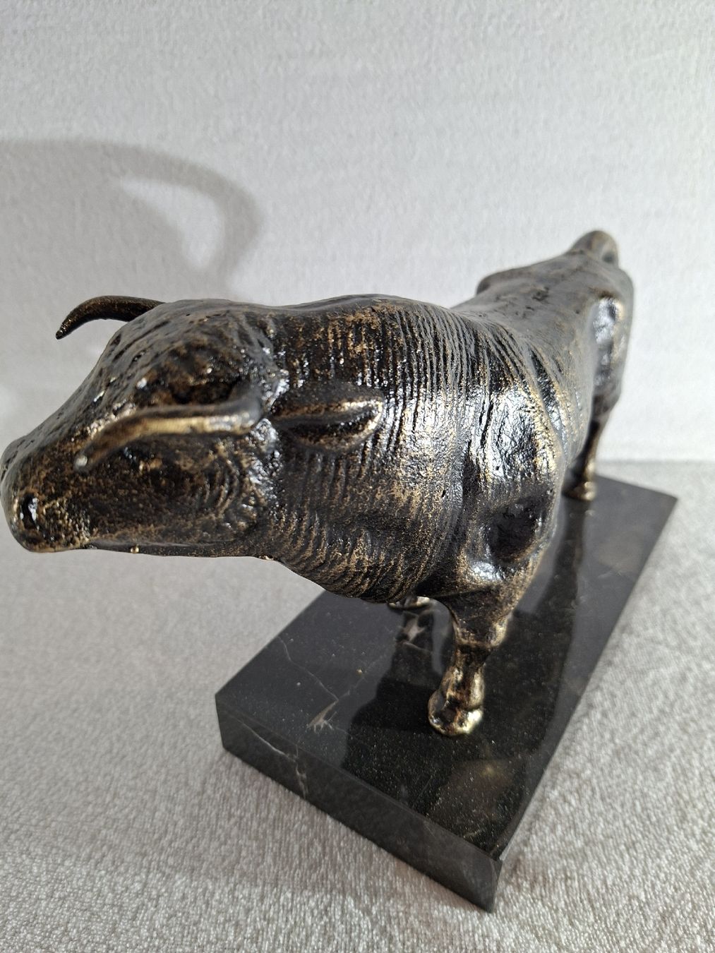 Sculture & Statue: Metall Stier auf Marmorsockel – Usato da Grindelwald venduto da carro5 2
